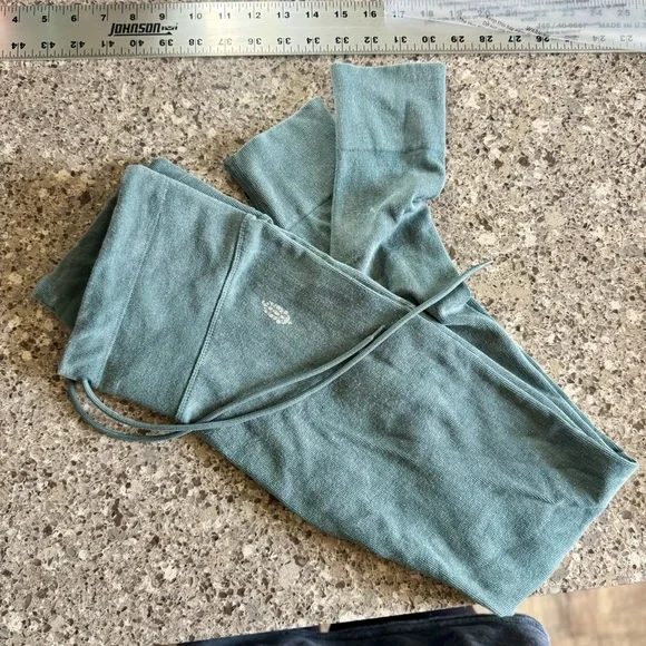 FP Movement l Go To Leggings l Size: Medium/Large - Picture 8 of 16